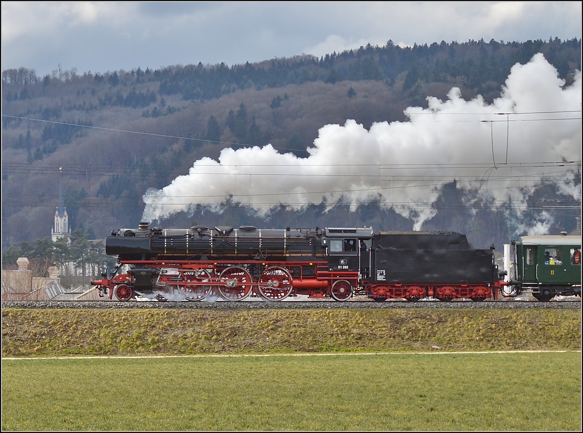 01 202 mit Gotthardsonderzug bei Dottikon Umspannwerk, M�rz 2015.