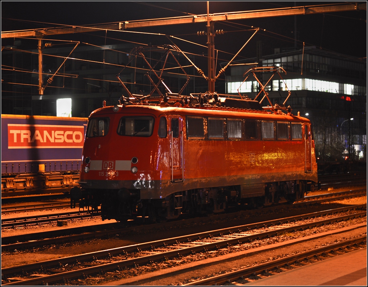 110er-Glück in Singen.

Die regennass glänzende 115 293-3 parkt auf den Gütergleisen des Bahnhofs Singen. Februar 2014.