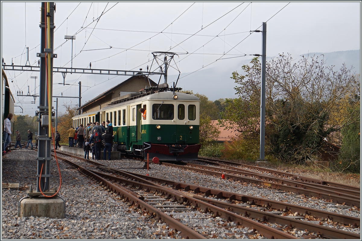 120 Jahre BAM MBC: Der Zwischenbahnsteig in L'Isle Mont la Ville ist dem Andrang zum Fest 120 Jahre BAM kaum gewachsen - der BCFe 4/4 N� ist mit seinem AB als Regionalzug 14 in Apples eingetroffen und wird gleich seinen AB umfahren um als Zug 17 nach Apples zur�ckzufahren. 
24. Okt. 2015