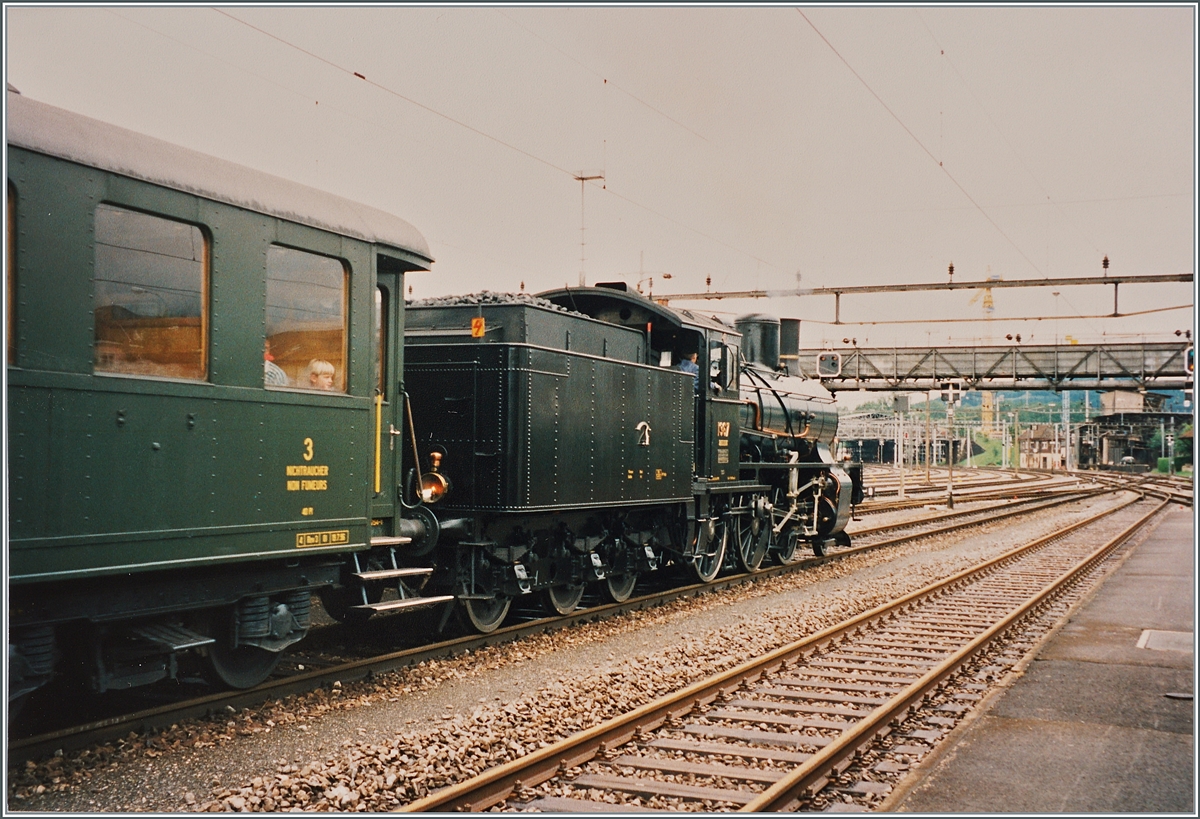 150 Jahre Schweizer Eisenbahn: Auch die formschöne Schlepptenderdampflok B 3/4 1367 war am  Drehscheibenfest  in Delémont im Einsatz, hier zeigt sie sich mit einen Extrauzug kurz vor der Abfahrt nach Glovelier. 

Analog Bild vom Sommer 1997