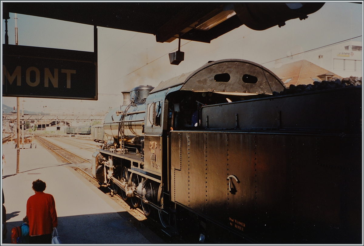 150 Jahre Schweizer Eisenbahn: Wie in alten Zeiten wartet die C 5/6 2978  Elefant  in Delémont auf die Abfahrt 

Analog Bild vom Sommer 1997