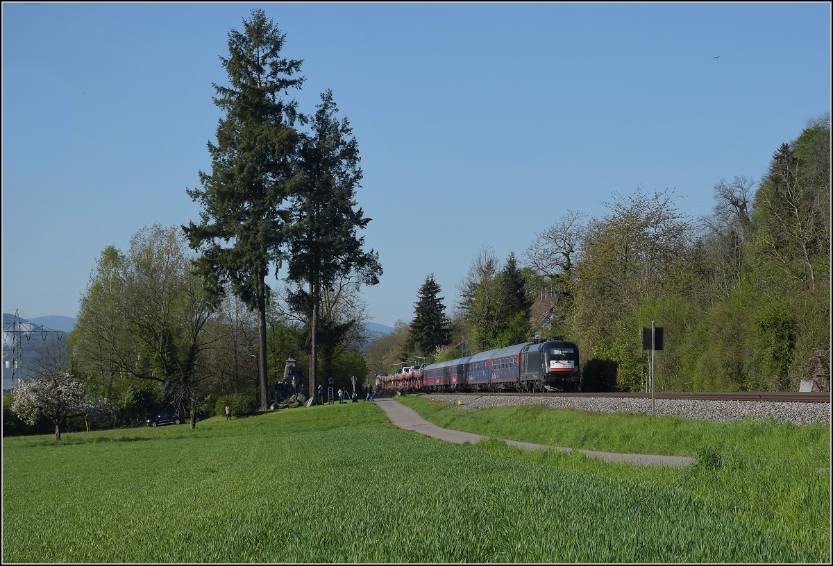 182 524-9 am Zugschluss des Autozuges auf seinem Umweg �ber die Hochrheinbahn. Beuggen, April 2019. Man beachte auch die vielen Bahn-Fotografen im Bild, die das Ereignis zu sch�tzen wussten.