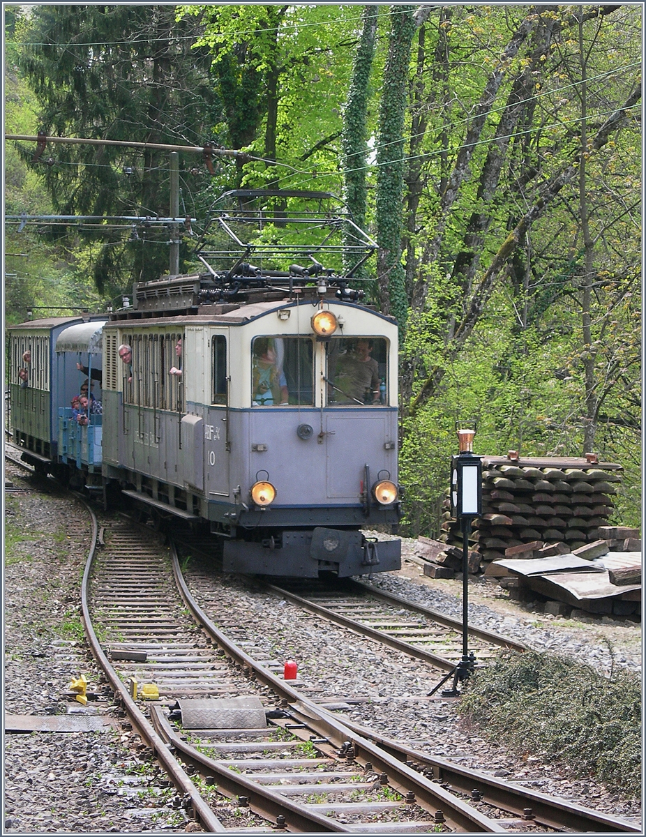 40 Jahre Blonay Chamby -Pfingstfestival 2008: Der LLB als ABFe 2/4 N° 10 bei der  Bifurcation  in Chaulin auf dem Weg Richtung Blonay.

3. Mai 2008