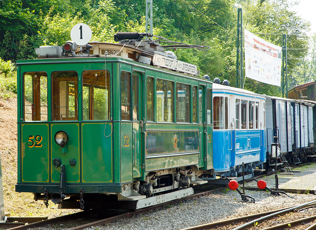 
50 Jahre BC - MEGA STEAM FESTIVAL der Museumsbahn Blonay–Chamby: Auch wenn Walter Ruetsch die Befürchtung hatte solche Straßenbahn-Triebwagen fänden bei diesem Dampffestival keine Beachtung, so fanden sie bei mir aber auch Beachtung:

Der Zweiachs-Motorwagen ex SSB Ce 2/2 52 (ehem. Triebwagen der Städtische Straßenbahnen Bern) hier am 19.05.2017 im Museumsareal Chaulin.  Dahinter der ex VMCV C2 57 (ehem. Beiwagen der Vevey Montreux Chillon Villeneuve)

Die erste Serie elektrischer Zweiachs-Motorwagen Ce 2/2 1 - 24 kam 1901 in Betrieb. Sie waren bei einem Achsabstand von 2,0 Metern nur 8,48 Meter lang. Bis 1955 wurden sie alle abgebrochen. Um dem stetig steigenden Fahrzeugbedarf zu genügen, beschaffte die Städtische Straßenbahn Bern von 1906 bis 1914 einen verbesserten Motorwagentyp mit einem Achsstand von 3,2 Metern, von SWS (Elektrik von MFO). Die Wagen bekamen die Nummern 25 - 53. Sie wurden mehrmals umgebaut und erhielten dabei verschieden starke Motoren. Die Inbetriebnahme der zweiten Standardwagenserie Be 4/4 121 - 130 im Jahre 1960 führte zur Verschrottung von schwachmotorisierten Wagen der Serie 25 - 53, während einige noch als Reserve überlebten. 

Der SSB Ce 2/2 52, ab 1948 SVB Ce 2/2 52 (Städtische Verkehrsbetriebe Bern), wurde 1914 von SWS (Schweizerische Wagons- und Aufzügefabrik AG) gebaut, die elektrische Ausrüstung ist von MFO (Maschinenfabrik Oerlikon). Er ging1968 als Geschenk von den Städtischen Verkehrsbetrieben Bernan die Museumsbahn Blonay–Chamby. Mitte der 1980er Jahre wurde er dort in den Ursprungszustand restauriert, zudem musste die vorhandene Elektrik von 600 Volt DC auf 1000 V DC umgebaut werden.

Außer dem SSB Ce 2/2 52 überlebte von den Berner Zweiachs-Motorwagen nur noch der Wagen 37 die verschiedenen Verschrottungsaktionen. Dieser  wird vom Tramverein Bern (TVB) betreut und ist Eigentum von Bernmobil (Städtische Verkehrsbetriebe Bern).

TECHNISCHE DATEN:
Inbetriebsetzung: 1914 
Hersteller : SWS, MFO  
Karosserie: Holz, Stahl
Spurweite: 1.000 mm
Betriebsart: Einrichtungsbetrieb
Achsstand:  3.200 mm
Eigengewicht: 12,2 t 
Leistung: 2 x 38 kW = 76 kW  (zuletzt in Bern 95 kW)
Höchstgeschwindigkeit: 35 km/h  
Steuerung : Direktkontroller  
Plätze: 20 Sitzplätze und 32 Stehplätze
Treibraddurchmesser:   860 mm
Übersetzung:   1:3,90
Stromsystem: heute 1000 V DC, ursprünglich 600 Volt DC (Gleichstrom)
Stromabnehmer: Lyrastromabnehmer

Ich hoffe sehr dass das Museum und die Museumsbahn in 25 Jahren auch eine 75 Jahr Feier feiern kann und dann noch so viel Beachtung findet. Ich wünsche mir sehr dass wir dieses dann auch alle wieder miterleben dürften.