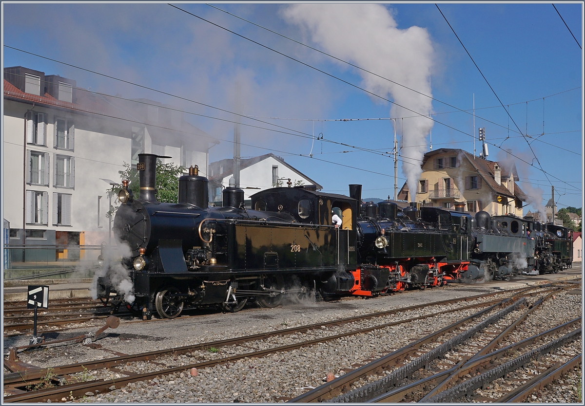 50 Jahre Blonay - Chamby; Mega Steam Festival: Am Freitag, den 11. Mai fand für vorab angemeldete Teilnehmer eine Foto- und Filmfahrt statt. Dies war für mich kein Thema, da ich arbeiten musste. Hingegen nutzte ich die Gelegenheit, die Abfahrt der zahlreichen Dampfloks in Blonay zu fotografieren. Acht Dampflok standen in Blonay! Auf dieses Bild sind noch die folgenden vier zu sehen (B-C Bezeichnungen): die CFF 208 (1913), die SEG 105 (1918) die CP E 164 (1905) und die FO 4 (1913). Die andern sind bereits auf dem Weg in Richtung Chamby. 

11. Mai 2018 