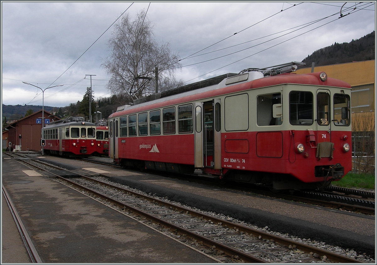 Alle drei CEV BDeh 2/4 in Blonay: im Vordergrund wartet der BDeh 2/4 74 auf die Abfahrt Richtung Les PLeidades und im Hintergrund die BDeh 2/4 75 und 73 auf ihre nächsten Einsätze.
31. März 2015