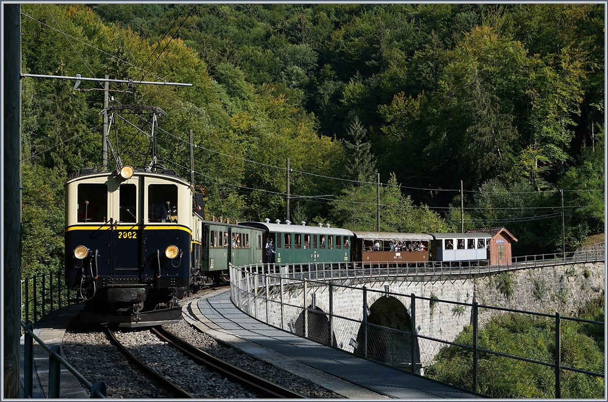 Alle Z�ge konnten mit dem recht zahlreichen Rhb-Material nicht abgedeckt werden so verkehrt neben der BFD HG 3/4 n� 3 auch  der MOB De 6/6 2002 zum 50 Jahre Blonay Chamby - MEGA BERNINA FESTIVAL, hier auf dem Baie de Clarens Viadukt auf der Fahrt Richtung Blonay.
15. Sept. 2018
 
