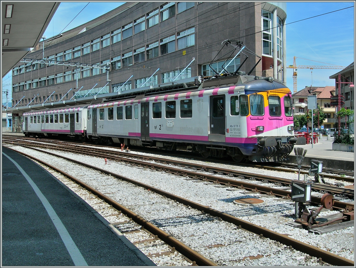 Als die Strecke Bulle - Romont - (Fribourg) noch nicht im Halbstundentakt mit RER Zügen bedient wurde verkehrten in einem recht löcherigen Stundentakt Regionalzüge; hier wartet ein ex MThB  Seehas , nun als tpf ABDe 537 176-0 mit Bt unterwegs, auf die Abfahrt nach Romont.
19. Juni 2008