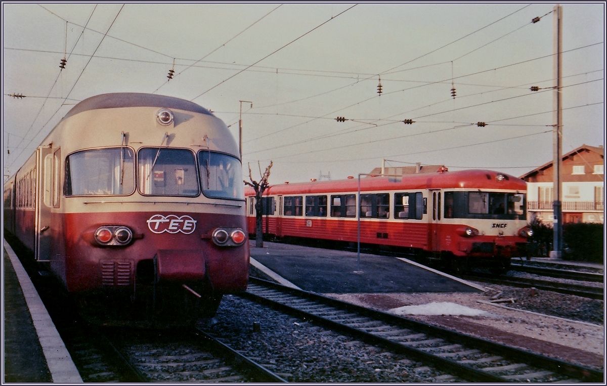 Als TEE  Cisalpin  war der SBB RAe TEE II auf seiner Fahrt von Milano nach Paris zwei mal täglich in Frasne vorbeigekommen. Am Ende seiner Kariere fand sich der stolze Zug erneut im Jura, wenn auch  nur  als TGV-Anschlusszug von Bern her und folglich auch für Reisender zweiter Klasse zugänglich. Hier ist der TEE als IC 422 gerade aus Bern in Frasne eingetroffen und vermittelt Anschluss an den TGV 22 von Lausanne nach Paris. 5. Feb. 1985
(Bildbearbeitung Olli)