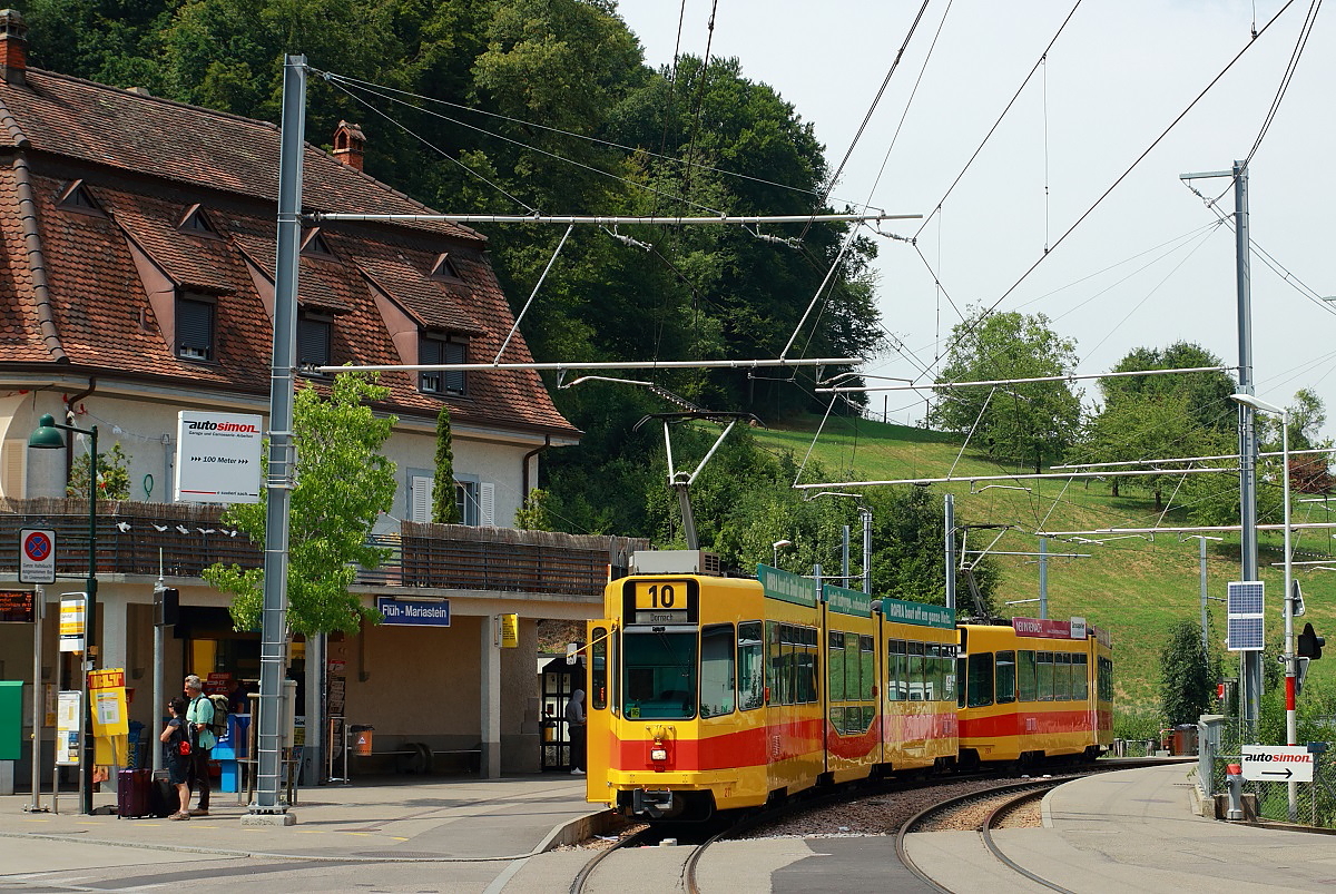 Am 08.08.2015 steht Be 4/8 217 mit einem Be 4/6 abfahrbereit nach Dornach in Fl�h. Aufgrund von Bauarbeiten endeten die Z�ge in Fl�h und wendeten �ber die dortige Schleife.