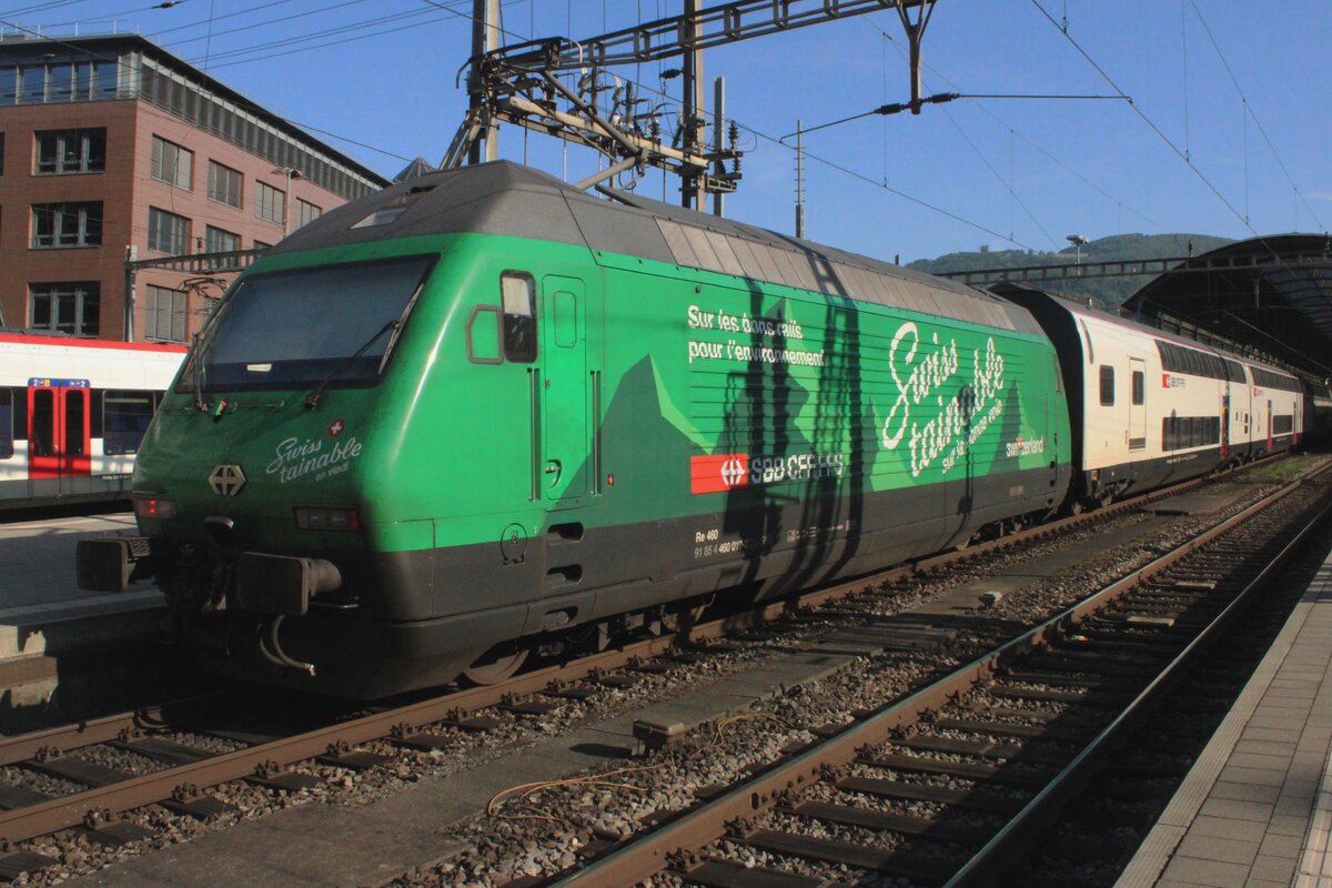 Am 19 Mai 2025 steht Werbelok 460 010 mit IC nach Basel SBB in Olten.