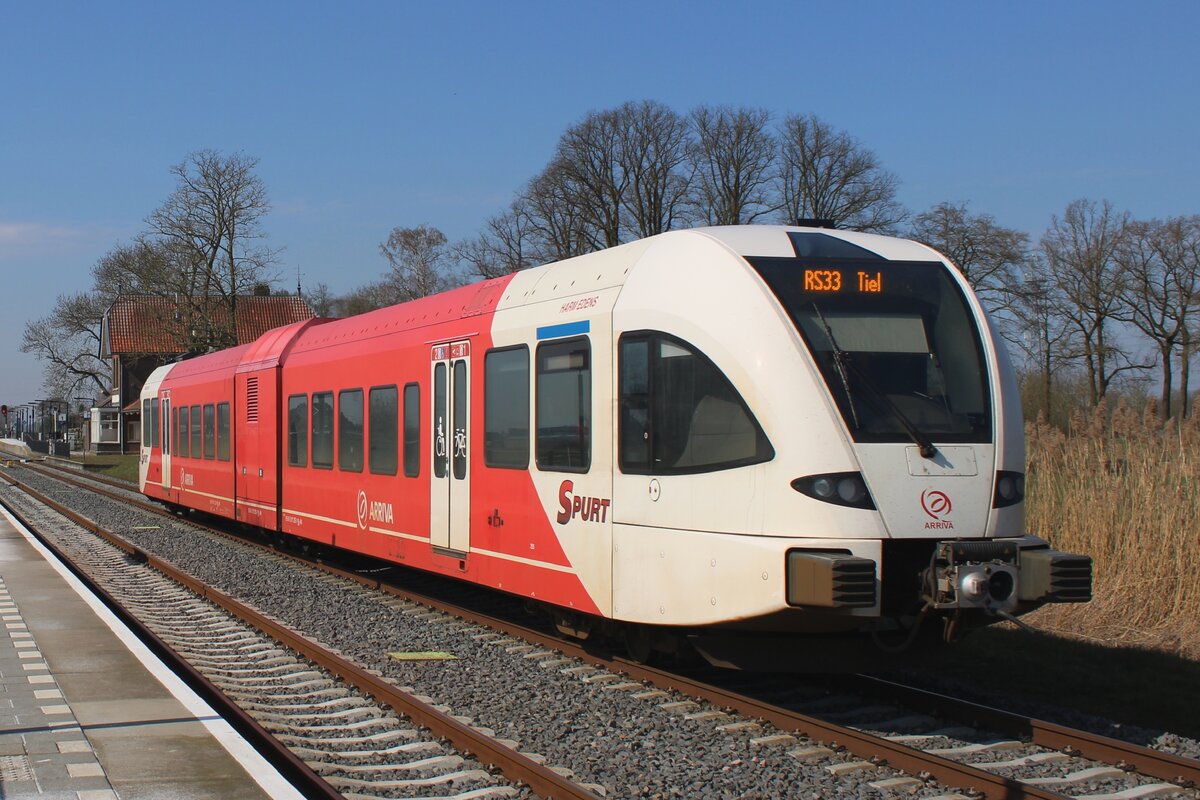 Am 20 März 2025 treft Arriva 255 als REB Tiel--Arnhem in Hemmen-Dodewaard ein. Das Bil wurde vom offenbarer Weg beim Bahnhof gemacht.