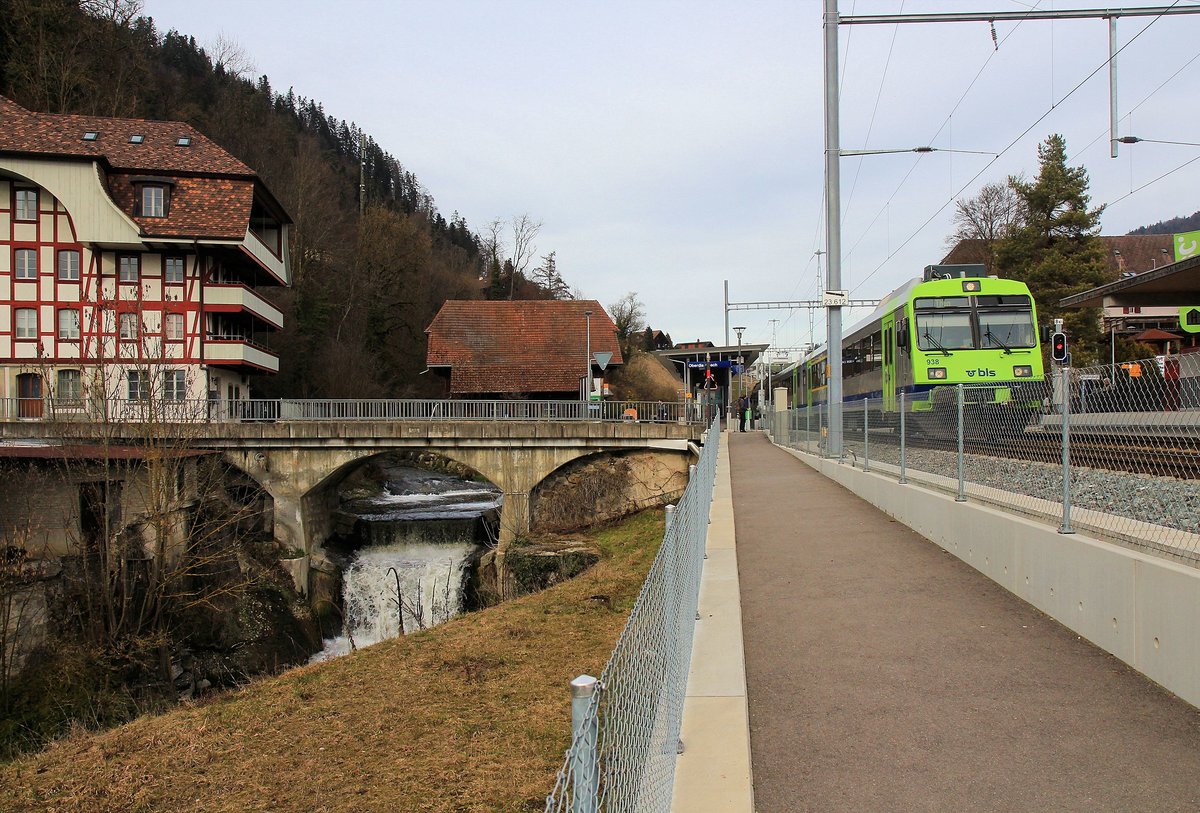 Am Bahnhof Oberdiessbach der BLS NPZ mit Steuerwagen ABt 938, ein ehemaliger Wagen des Regionalverkehrs Mittelland (RM) und davor der VHB (Vereinigten Huttwil Bahnen). 16.Februar 2021 
