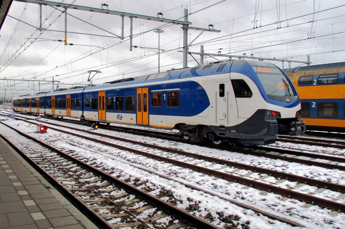 Am verschneeten 8 Jänner 2017 steht NS 2515 in Nijmegen Centraal. Die Niederlandische Staatsbahnen haben zwei versionen der Flirt-3: die Reihe 2500 ist vierteilig, wo die Rheine 2200 dreiteilig ist.