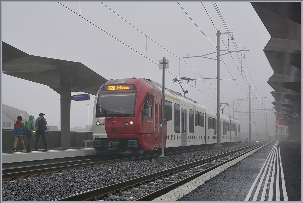 An diesem garstigen Frühwintertag verkehren zum ersten Mal seit dem 3. März wieder Züge von Châtel St-Denis (neuer Durchgangsbahnhof) nach Palézieux. Im Bild der TPF SURF ABe 2/4 104 - B - Be 2/4 104  Dzodezet Express  als S50 14823 von Montbovon nach Palézieux beim Halt in Châtel St-Denis. 

1. Dezember 2019