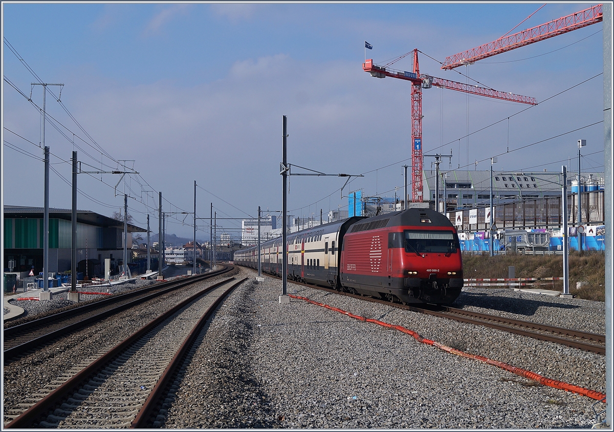 An der fast gleichen Stelle fährt die Re 460 085-2 mit einem IC 1 am 9. Feb. 2018 durch, nun ist auch das Gleis 1 in Folge Ausbauarbeiten ausser Betrieb und für die 12 Taktzugspaare pro Stunde stehen gegenwärtig nur zwei Gleise zwischen Lausanne und Renens VD zur Verfügung. 
