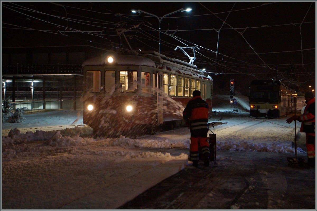 An dieser Stelle ein GROSSES DANKESCHÖN an all jene die Tag und Nacht, bei Wind und Wetter die Bahn am Laufen halten.
CEV BDeh 2/4 als Regionalzug 1300 (erster Zug) kurz vor der Abfahrt nach Vevey in Blonay.
27. Jan. 2015