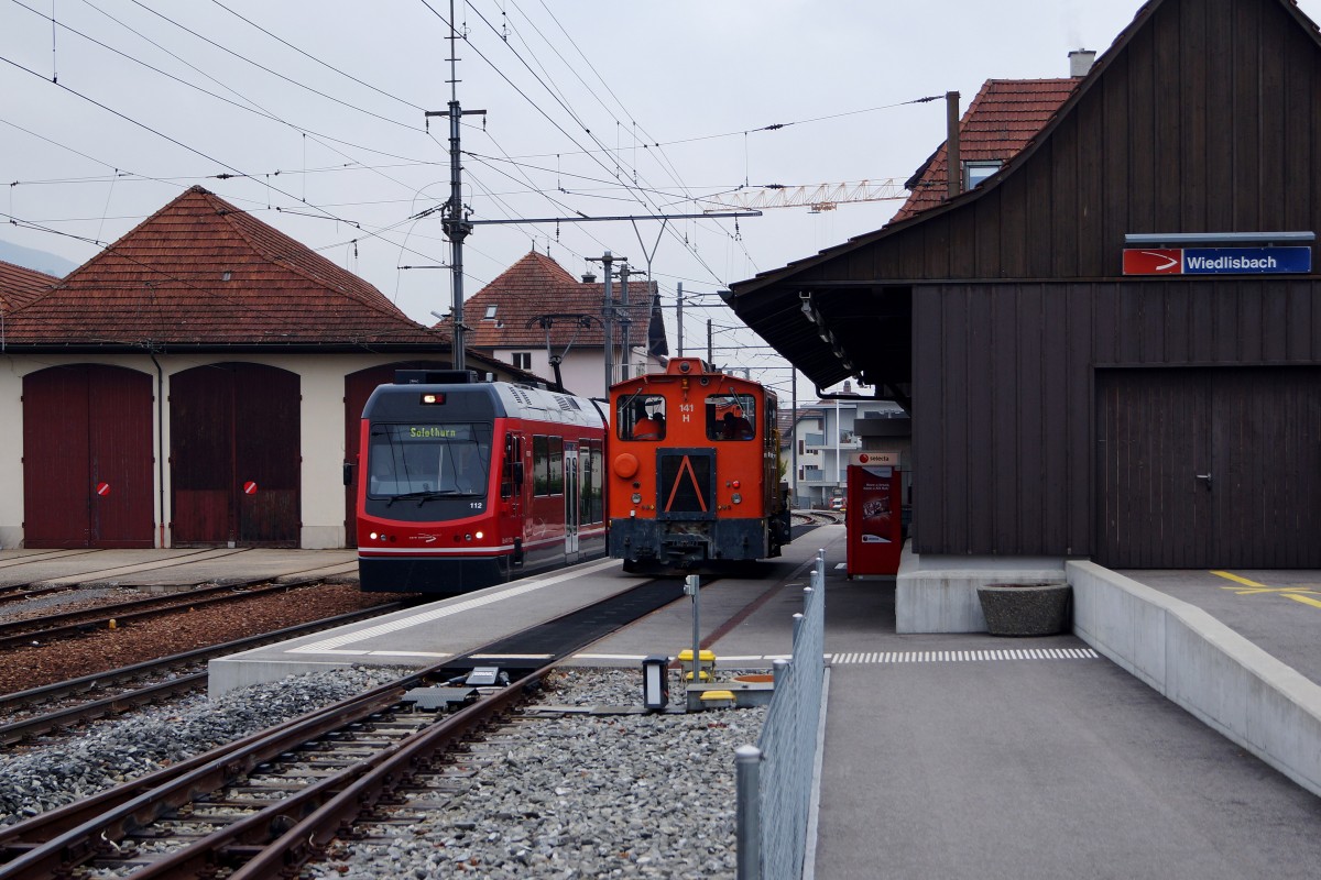 ASm: Zugskreuzung in Wiedlisbach am 21. Oktober 2015 zwischen einem Regional- und einem Bauzug mit dem Tm 2/2 141.
Foto: Walter Ruetsch