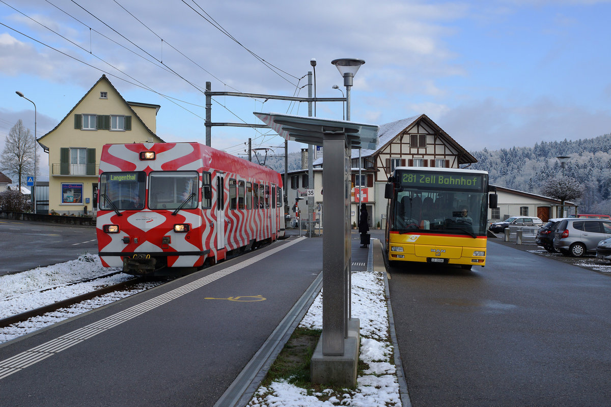 ASm/PTT: Zusammentreffen von ASm nach St. Urban Ziegelei und PTT nach Zell in St. Urban am 8. März 2016. Äusserst selten im Einsatz zu sehen ist der ehemalige Pendelzug der AB/FW.
Foto: Walter Ruetsch