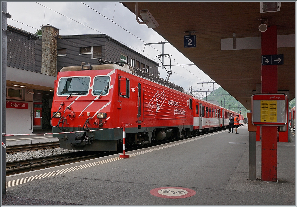 Auch nach der Umgestaltung des östlichen Bahnhofskopfes in Andermatt ist kaum möglich die Züge nach Disentis vernünftig zu fotografieren, dies ist um so bedauerlich, da diese oft mit HGe 4/4 II Lok verkehren.

Die HGe 4/4 II 102 wartet auf die baldige Abfahrt nach Disentis. 

23. Juni 2021