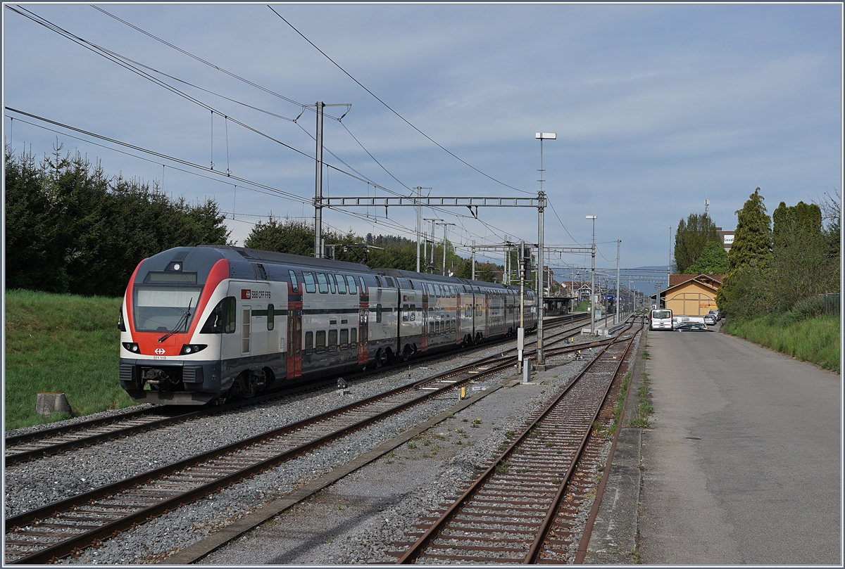 Auf der Strecke Biel/Bienne - Bern bieten die SBB und BLS im Halb-Stundentakt eine RE und eine S-Bahn an und dies mit praktisch gleichen Fahrzeugen: Während die SBB ihre RABe 511 im RE verkehr einsetzt, gönnt die BLS ihren S-Bahn Kunden die RABe 515. 
Die Bilder entstanden in Schüpfen, einen noch einen Hach einer Landstation ausstrahlt. 

24. April 2019