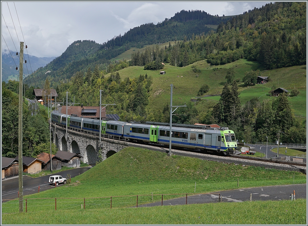 Auf der Strecke Zweisimmen - Interlaken werden zu Zeit die letzten Einsätze der EW III gefahren, aber nicht jeder RE wird mit diesem belieben Wagenmaterial angeboten: Bei Garstatt ist ein BLS RBDe 565 Pendlezug als RE nach Zweisimmen unterwegs. 

22. Sept. 2020