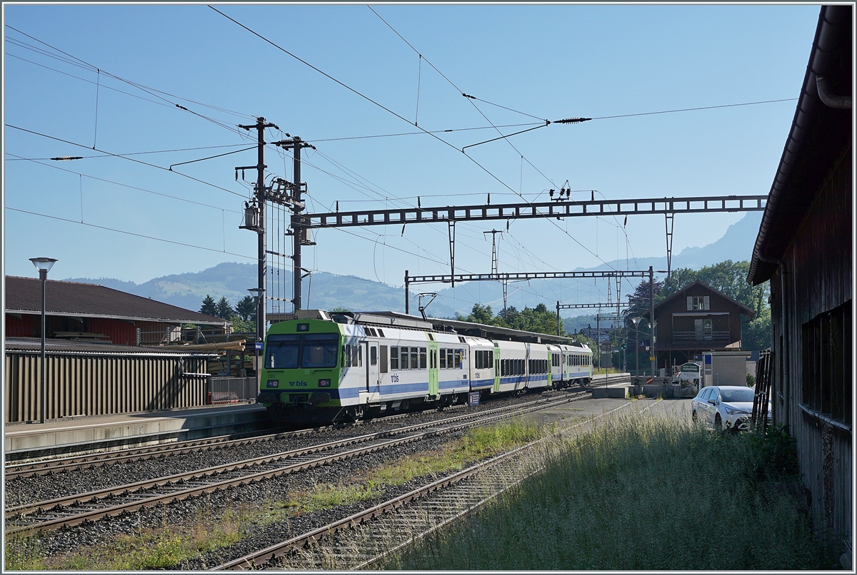 Auf der Strecke Zweisimmen - Interlaken werden zu Zeit die letzten Einsätze der EW III gefahren, aber nicht jeder RE wird mit diesem belieben Wagenmaterial angeboten: 
In Wimmis hält ein BLS RBDe 565 Pendlezug als RE nach Spiez.

14. Juni 2021