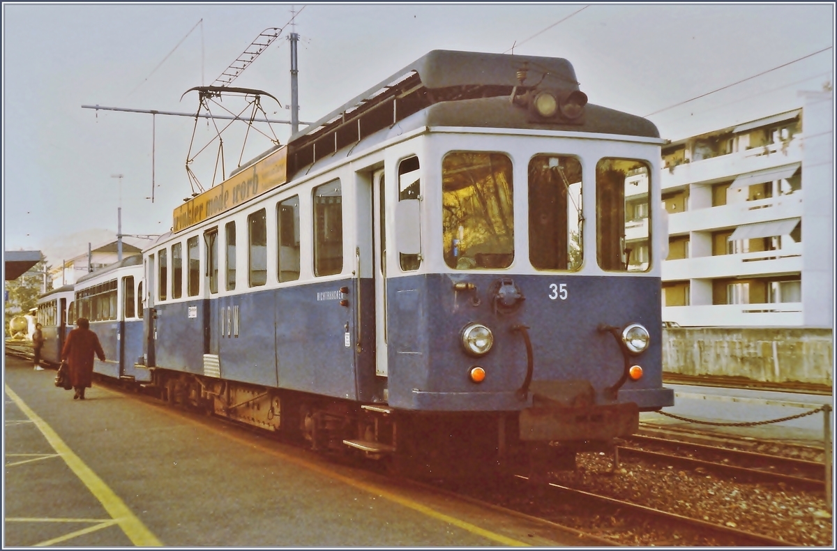 Auf der Suche nach einem  Mandarinli  bin ich - bildlich gesprochen - �ber dieses  blaue B�hnli  gestolpert: In Worb Dorf wartet der VBW BDe 4/4 N� 35, mit einen Zwischen- und Steuerwagen auf die Abfahrt nach Bern Kirchenfeld. Interessanterweise ist das so typisch urige  Blaue B�hnli  in diesem Fall gar nicht so sehr schweizerisch, stammen doch Zwischen- und Steuerwagen aus Rastatt, bzw. waren vor der �bernahme an die VBW in Pforzheim im Einsatz. Der ex Zwischenwagen 338 erhielt vom VBW BDt3 241 die F�hrerstands Einrichtung und ist nun als Steuerwagen 233 unterwegs.

Analogbild vom 29. Nov. 1984