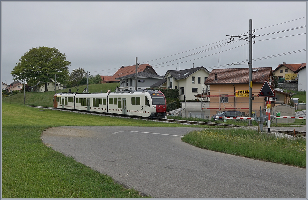 Aus der Gegenrichtung kommt der TPF SURF Be 2/4 / B / ABe 2/4 102, als S 50 nach Bulle. 

12. Mai 2020