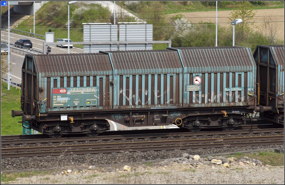 Aus der K�nigin-Elisabeth-II-Phase der SBB. Shimmns-Teleskophaubenwagen in mintgr�n. Sorgte zusammen mit den pinkfarbenen Eaos f�r ein wenig Abwechslung im rostbraunen G�terverkehr. Augarten, April 2017.
