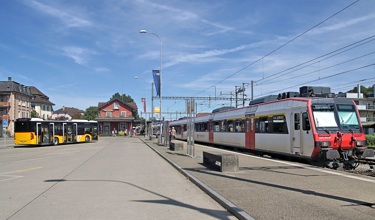 Bahnhof Laufenburg, leider heute die Endstation, wo fr�her Personenz�ge Stein S�ckingen-Laufenburg-Koblenz-Winterthur fuhren, meist mit Ae 3/6 II, manchmal mit Be 4/6, und m.W. auch mit dem vierteiligen Triebzug RABDe 8/16 1041. Auf dem Bahnhofplatz �bernimmt jetzt der Postbus die Fahrg�ste weiter Richtung Koblenz, ebenso fahren viele Leute schon ab Stein S�ckingen mit dem Bus nach Laufenburg, der dabei auch die ausgedehnten Industriegebiete am Rhein bedient, v.a. Sisseln. Der st�ndliche Zug setzt sich aus einer Domino-Komposition zusammen, im Bild mit Steuerwagen 39-43 911. 21.August 2024 