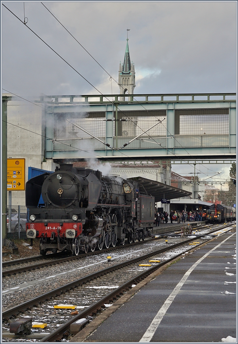 Bahnhof und Lok zeigen jede auf ihre Art, wie harmonisch früher gebaut und konstruiert wurde. Und der Fussgängerübergang zeigt sich als Kontrast zur vergangen Zeiten.
Konstanz, den 9. Dez. 2017