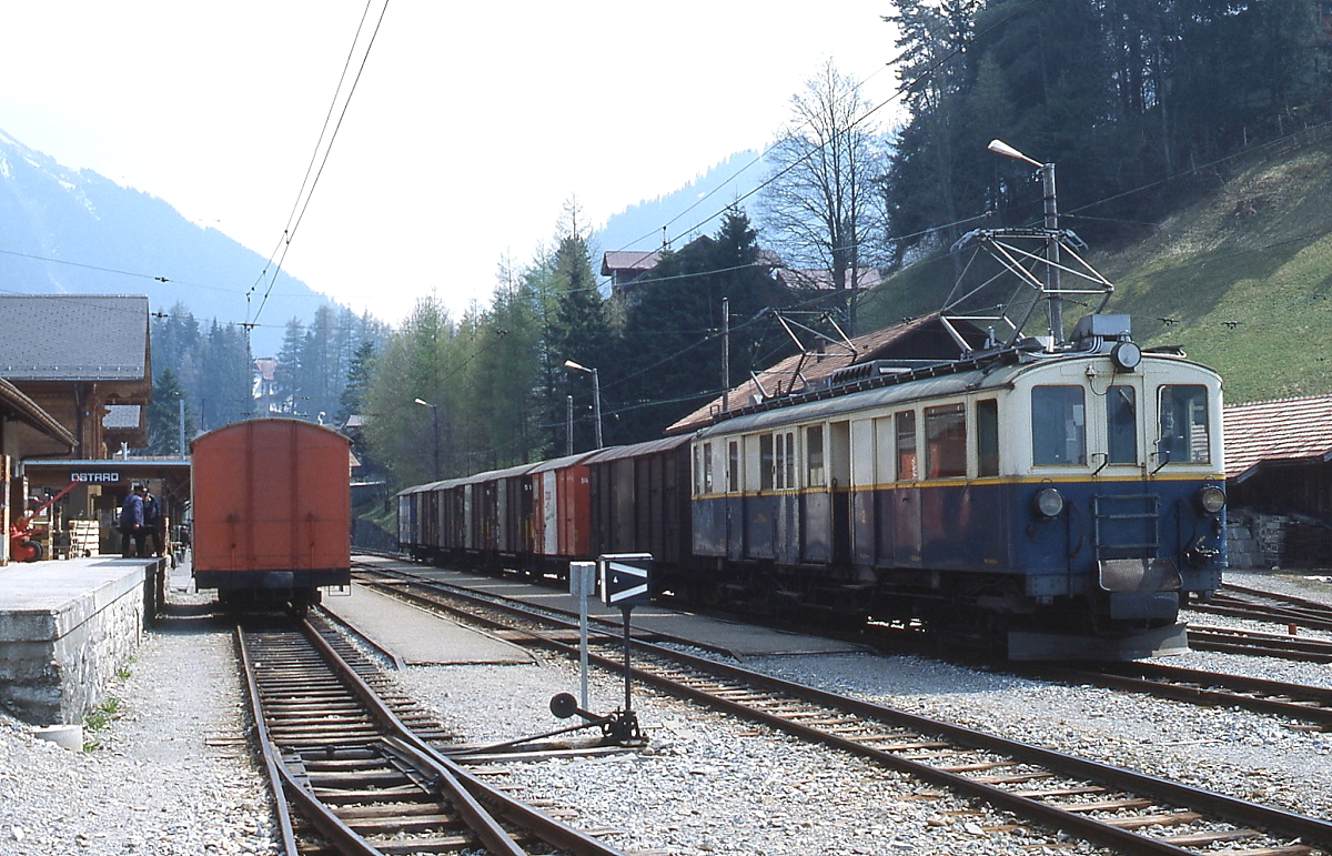 BDe 4/4 27 der MOB ist mit einem G�terzug im Mai 1981 in Gstaad eingetroffen. Der Triebwagen wurde 1924 von SIG/BBC gebaut.