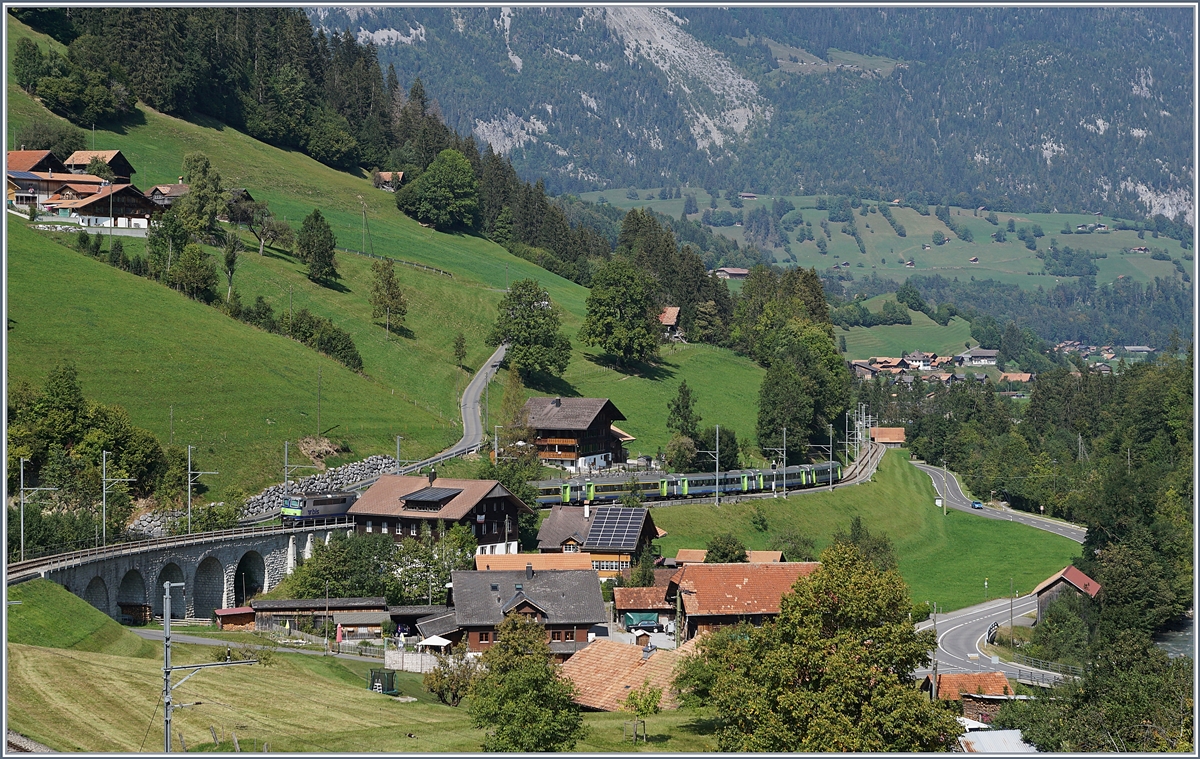 Bei Garstatt ist ein von einer BLS Re 4/4 II geschobene EW III RE nach Interlaken unterwegs. 

18. Sept. 2020