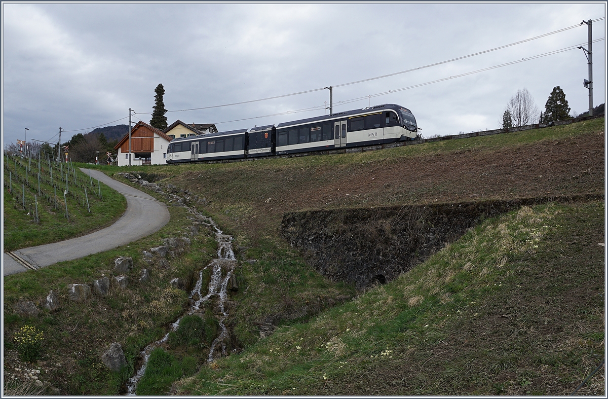 Bei Planchamp wurden südlich der MOB Strecke bedeutende Bestände an Sträucher und Bäumen entfernt, so dass nun völlig neue Bilder möglich sind, wie dies Beispiel des MVR ABeh 2/6 7501 auf der Fahrt von Fontanivent nach Montreux zeigt. 

12. März 2020