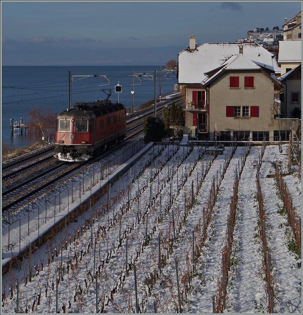 Bei St-Saphorin ist die SBB Re 6/6 11639 unterwegs. 
30. Dez. 2014