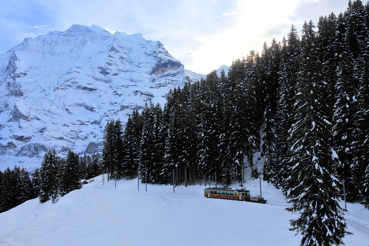 Bergbahn Lauterbrunnen - Mürren: Triebwagen 23 kurz vor der Station Winteregg. 14. Dezember 2020 