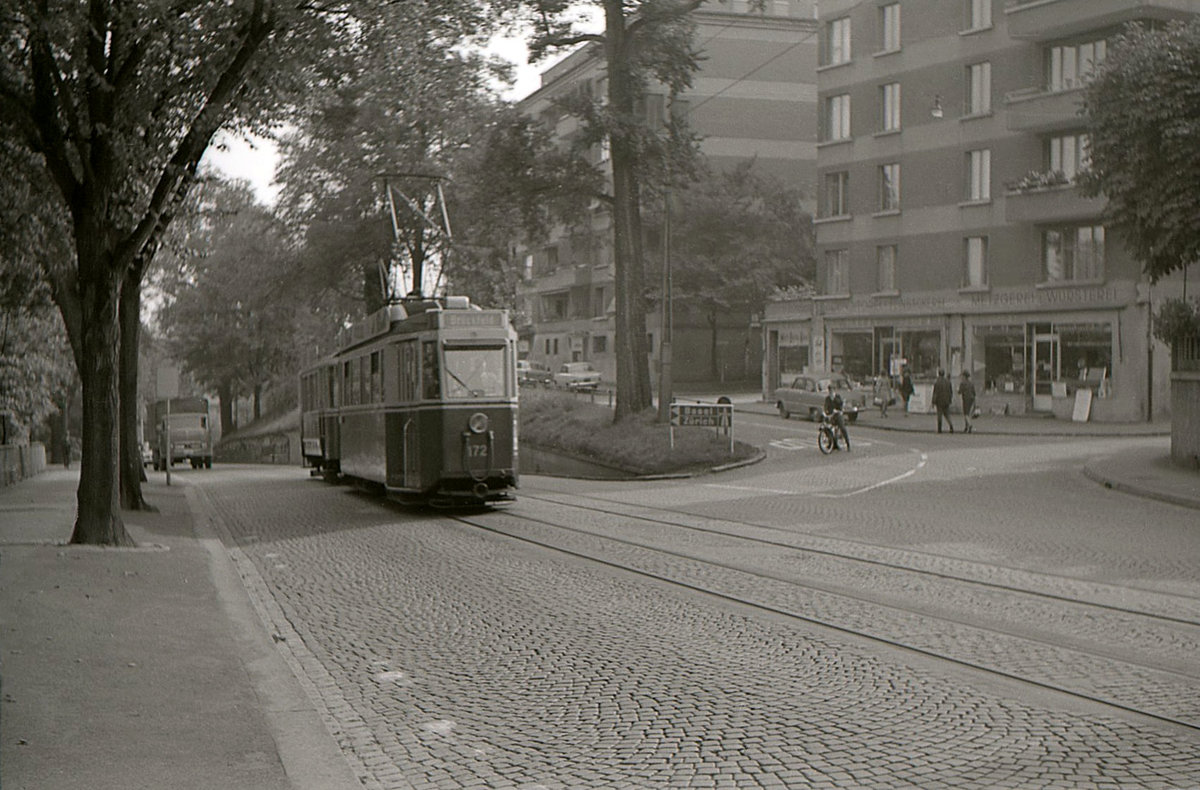 Bierh�beli. Tramzug 172 mit Anh�nger 224 hat die Steigung vom Bollwerk her geschafft. 21.September 1965 