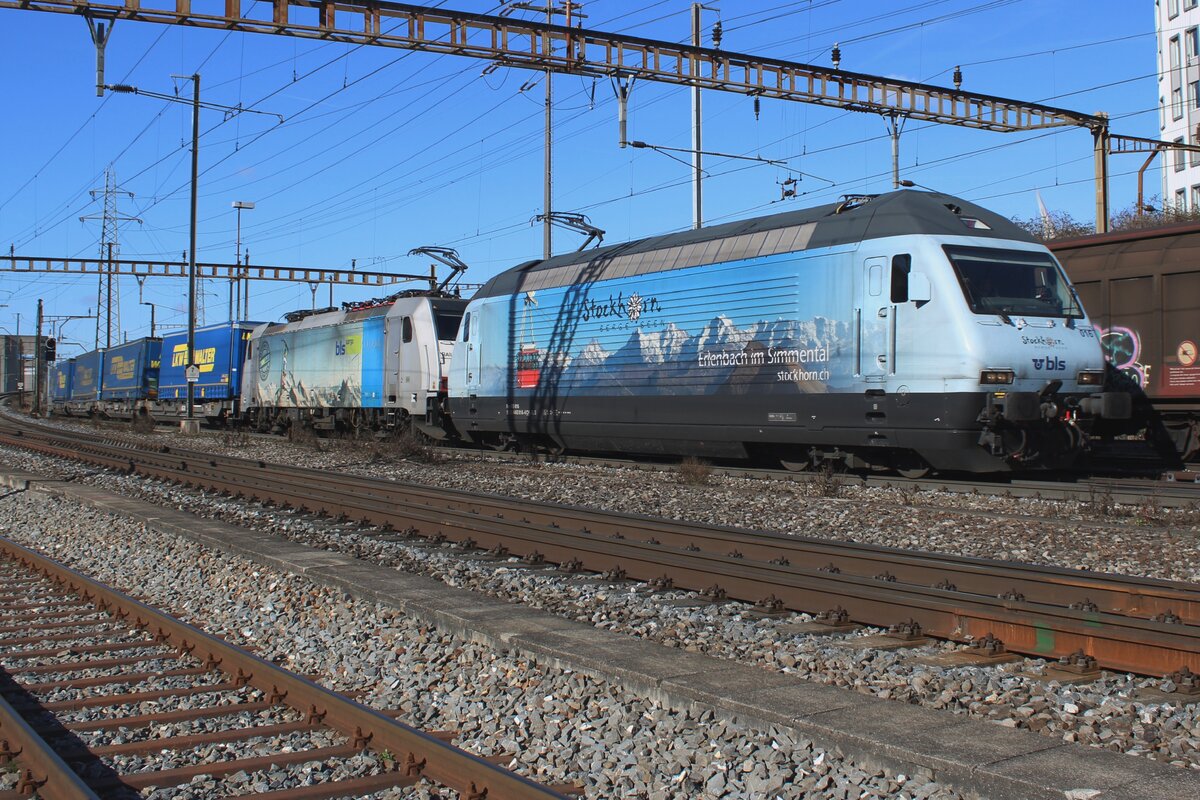 BLS 465 016 schleppt am 13 Februar 2024 ein TRAXX und ein KLV durch Pratteln auf den weg ins L�tschberg-gebiet.