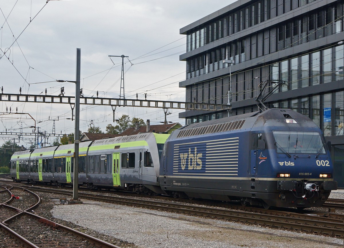BLS: Die Re 465 002-4 trifft soeben mit einem LOETSCHBERGER am Hacken am 30. September 2014 in Solothurn HB ein. Auf der Teststrecke Solothurn HB-Grenchen Süd wurden die blauen Stromabnehmer bei einer Höchstgeschwindigkeit von 175 km/h getestet, damit die LOETSCHBERGER in Zukunft auch auf weiteren Strecken zugelassen werden könnten.
Foto: Walter Ruetsch