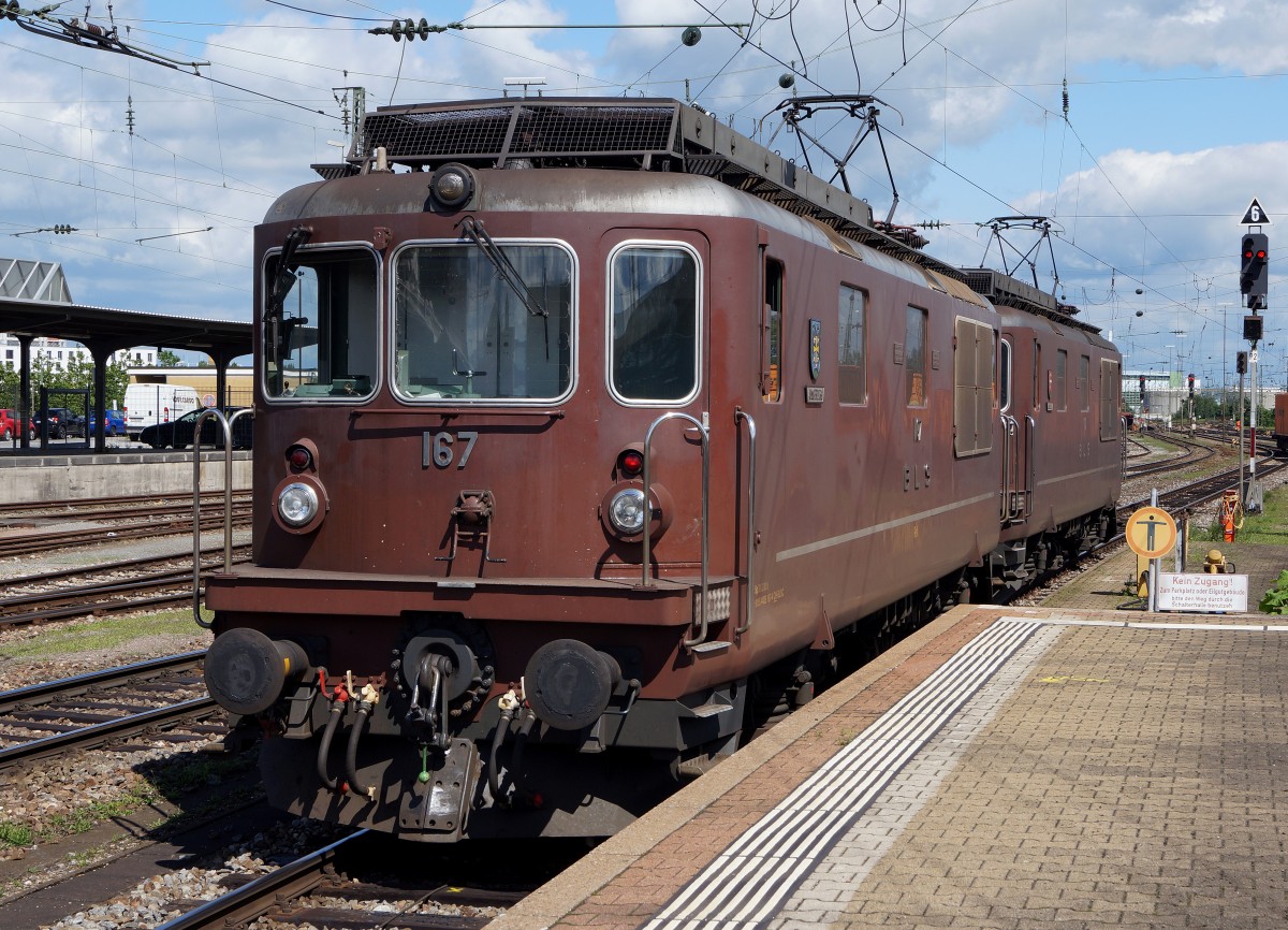 BLS: Doppeltraktion mit Re 4/4 167 wartet am 11. Juli 2015 in Basel Badischer Bahnhof auf ihren nächsten Einsatz.
Foto: Walter Ruetsch  
