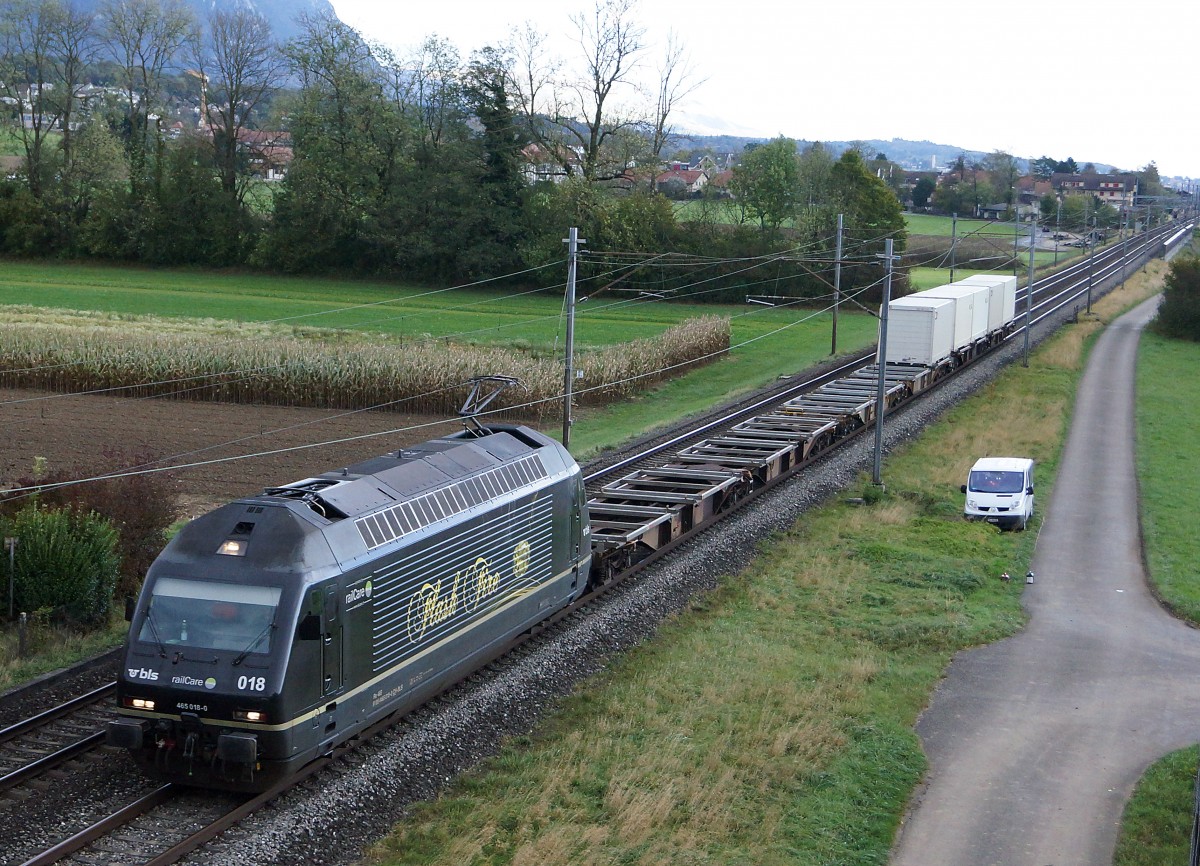BLS: Nebst der BLS Re 465 003-2 existiert auch noch eine weitere schwarze BLS Re 465 018-0, die ich am 21. Oktober 2014 bei sehr schlechter Witterung zwischen Solothurn und Biel im Bilde festhalten konnte. Sie war im Dienste von railCare in Richtung Westschweiz unterwegs.
Foto: Walter Ruetsch 