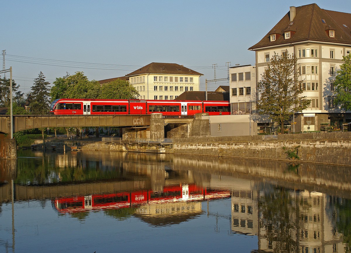 BLS: Seit dem Fahrplanwechsel 2013 verkehren die roten GTW ex BLS, ex RM wieder in Solothurn, jedoch mit SBB-Anschrift. Am frühen Morgen des 22. April 2007 konnte noch ein GTW der BLS auf der Aarebrück in Solothurn im Bilde festgehalten werden.
Foto: Walter Ruetsch