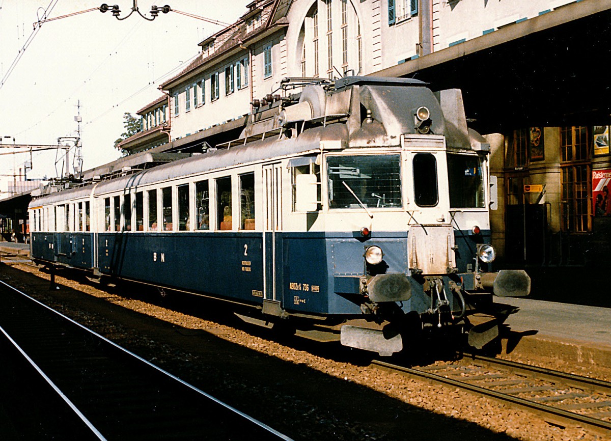 BLS/BN: 
Nach dreijähriger Renovation ist der als «Blauer Pfeil» bekannte Zug der BLS wieder auf dem Schweizer Schienennetz unterwegs. Die Jungfernfahrt am 12. August absolviert der Zug auf seiner ursprünglichen Einsatzstrecke Bern-Neuenburg.Der «Blaue Pfeil» verkehrte zwischen 1938 und 1985 auf dieser Strecke, danach noch bis 1999 auf dem Netz der Sensetalbahn. Als der Zug ausgemustert wurde, rettete ihn der Tramverein Bern vor dem Verschrotten. 2011 erwarb die BLS-Stiftung das letzte erhaltene Fahrzeug. Es gilt als Objekt der Industriekultur von nationaler Bedeutung.
 
Fahrzeiten Jungfernfahrt «Blauer Pfeil»
Dienstag, 12. August 2014. Bern ab 14.14 Uhr, Marin-Epagnier (NE) an 14.55 Uhr. Rückfahrt Marin-Epagnier ab 15.01 Uhr, Bern an 16.16 Uhr.

Die Aufnahme des ABDZe 736 (1938) ist im Oktober 1995 in Spiez entstanden.
Foto: Walter Ruetsch
 
