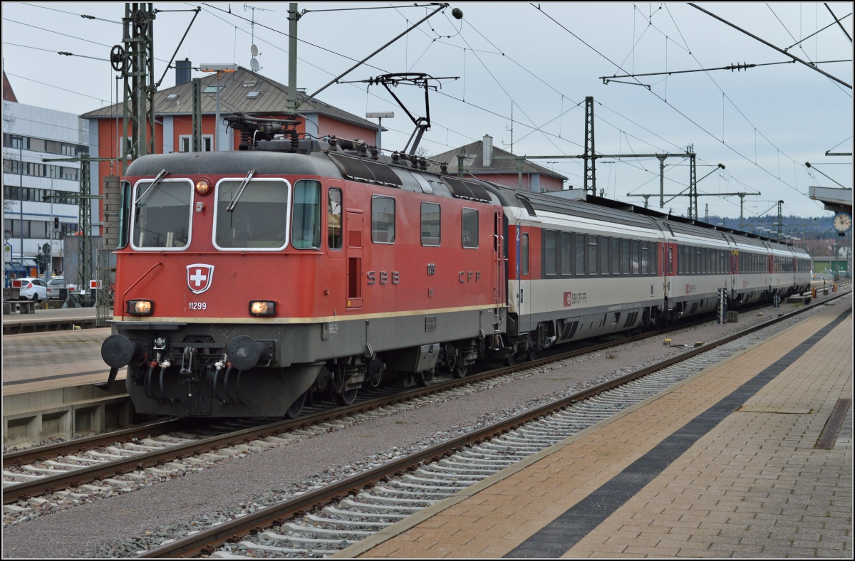  D-Zug -Verbindung Stuttgart &ndash; Zürich: Back to the roots. Re 4/4 II Nr. 11299 hat gerade den IC übernommen. Februar 2014.