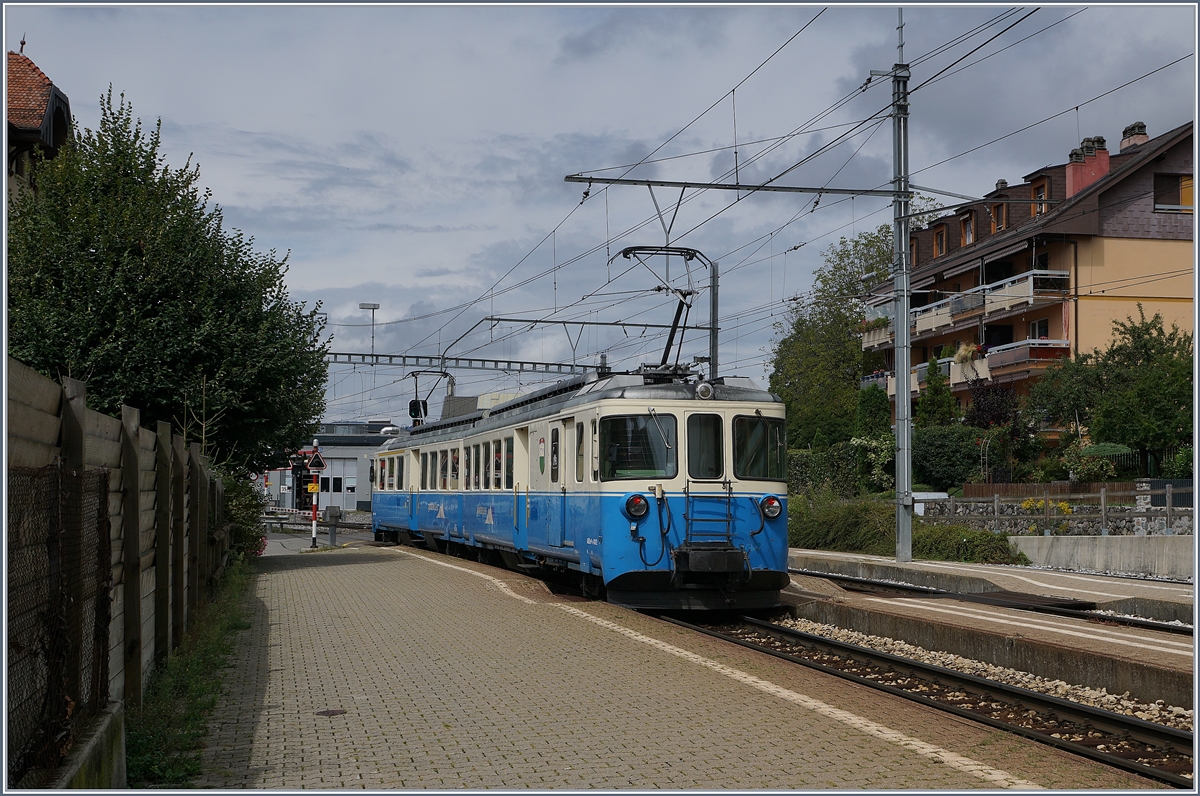Da man nie weiss, ob man die ABDe 8/8 je nochmals im Planeinsatz erleben kann, lohnt - so finde ich jedenfalls - jedes Bild...
De ABDE 8/8 4002 VAUD verlässt Chernex als Leermaterialzug nach Montreux.

19. Aug. 2019