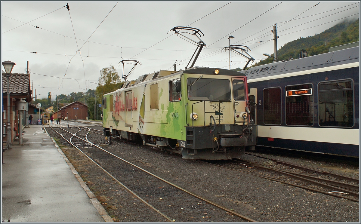 Da die MOB GDe 4/4 nicht mit der automatischen Kupplung ausgerüstet werden können, sind sie nicht mehr im Reisezugverkehr im Einsatz. Sporadisch werden sie werden sie für Dienstzüge eingesetzt und kommen in diesem Zusammenhang hin und wieder nach Blonay, so wie die GDe 4/4 6006 (ex GFM) .

5. Okt. 2021