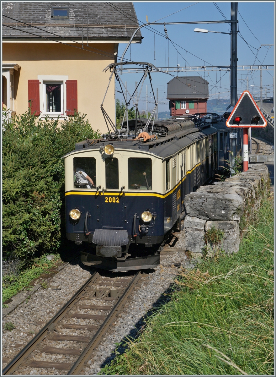 Damit der ex MOB FZe 6/6 2002 in Chamnby wieder auf die Gleise der Blonay-Chamby Bahn kommt, führt die Rangierfahrt für wenige Meter über die Gleise der MOB  Strecke*  welche der ex MOB FZe 6/6 2002 früher befuhr.


* Fahrdienstlich beginnt die  Strecke  erst nach dem Einfahrsignalen, dazwischen ist Bahnhofsgebiet, aber zumindest optisch zeigt das Bild den FZe 6/6 2002  auf der Strecke  

10. Sept. 2023
