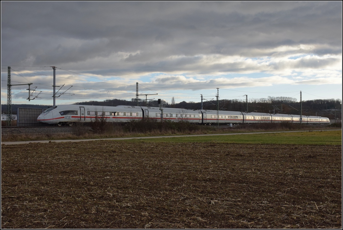Das erste Exemplar der BR 408 als Überraschungsgast in Schliengen.

Tfz 8001 mit Endwagen 93 80 5 408 501-9 D-DB hinten fädelt auf die Neubaustrecke zum Katzenbergtunnel ein. Ich vermute mal, das wird mehr als eine Testfahrt nach Basel. Januar 2022.