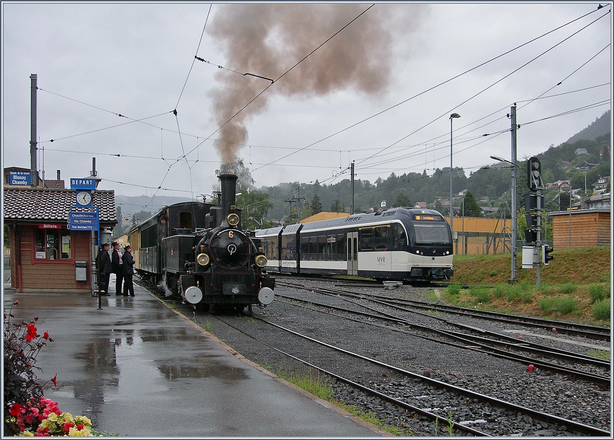 Das Fête des Vignerons 2019 ist Geschichte. Wie erwartet bot der beachtliche Zusatzverkehr der grösstenteils mit RABe 511 und ABeh 2/6 bewältigt wurde wenige Bahnspezifische Fotomotive. Trotzdem hier ein kleiner Rückblick auf das Fêtes des Vignerons 2019: 

Traditionsgemäss fährt jeweils am letzten Sonntag im Monat am Nachmittag ein elektrischer B-C Zug bis nach Vevey und zurück. Am Sonntag den 28. Juli war wohl die Streckenkapazität durch das Fête des Vignerons ausgelastet, so dass der Zug nur auf dem B-C Abschnitt fuhr. Während also die Anschrift den elektrischen Zug ankündete, dampfte die B-C G 3/3 6 ganz und gar nicht elektrisch vor sich hin.

28. Juli 2019